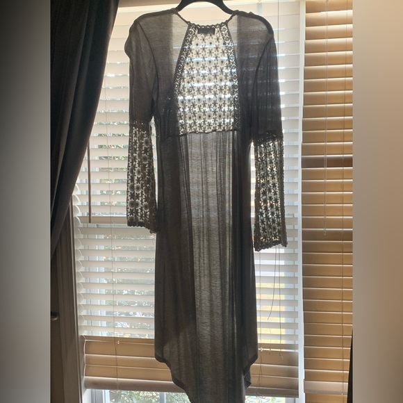 POL crocheted quarter length shawl. - Picture 8 of 9